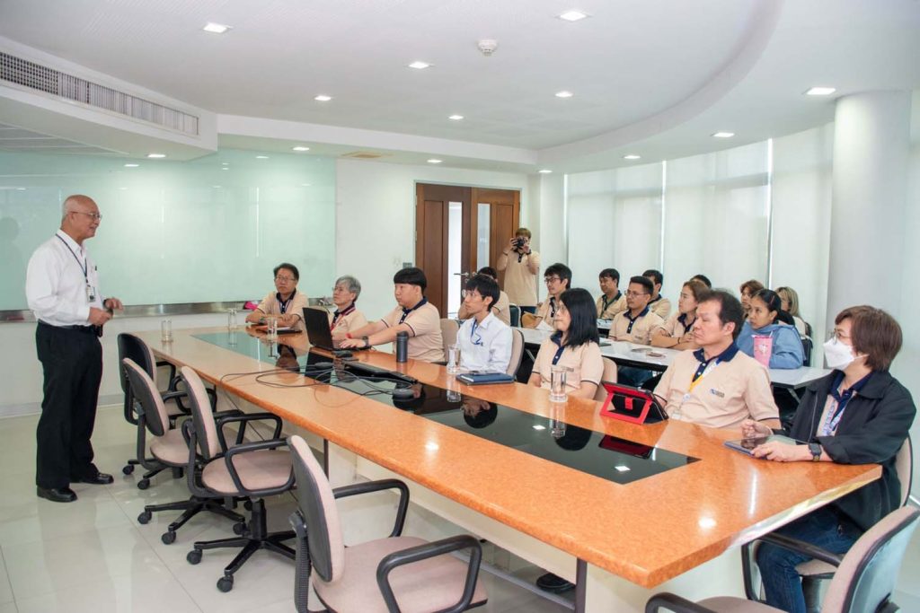 ภาพบรรยากาศการนำเสนอ เรื่อง โอกาสในการประยุกต์ใช้ดาวเทียม บรรยายโดย ดร.ธนู